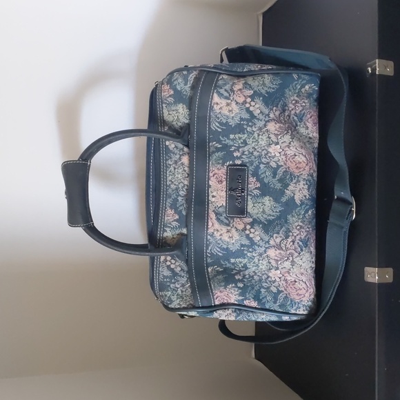 ATLANTIC TAPESTRY BAG. Kensington Rose pattern. Front/middle/inside zip - Picture 1 of 4